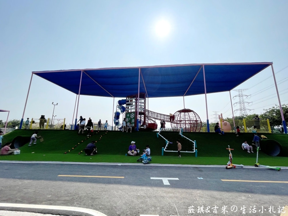 彰化社頭┃社頭公園。2025全新啟用，紅色聖誕襪遊戲塔，搭配有交通號誌的滑步車道，讓孩子一邊玩一邊學習交通安全!