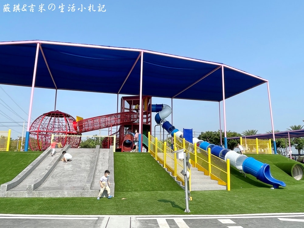 彰化社頭┃社頭公園。2025全新啟用，紅色聖誕襪遊戲塔，搭配有交通號誌的滑步車道，讓孩子一邊玩一邊學習交通安全!