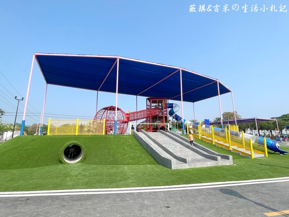 彰化社頭┃社頭公園。2025全新啟用，紅色聖誕襪遊戲塔，搭配有交通號誌的滑步車道，讓孩子一邊玩一邊學習交通安全!