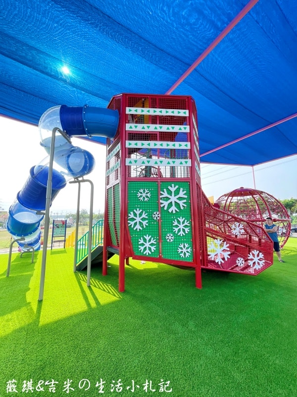 彰化社頭┃社頭公園。2025全新啟用，紅色聖誕襪遊戲塔，搭配有交通號誌的滑步車道，讓孩子一邊玩一邊學習交通安全!