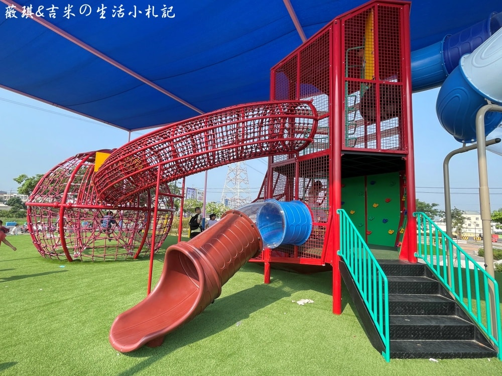 彰化社頭┃社頭公園。2025全新啟用，紅色聖誕襪遊戲塔，搭配有交通號誌的滑步車道，讓孩子一邊玩一邊學習交通安全!