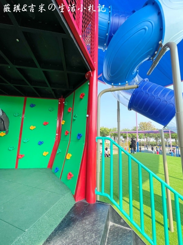 彰化社頭┃社頭公園。2025全新啟用，紅色聖誕襪遊戲塔，搭配有交通號誌的滑步車道，讓孩子一邊玩一邊學習交通安全!