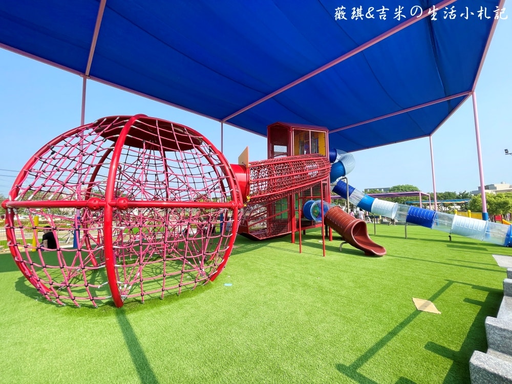 彰化社頭┃社頭公園。2025全新啟用，紅色聖誕襪遊戲塔，搭配有交通號誌的滑步車道，讓孩子一邊玩一邊學習交通安全!