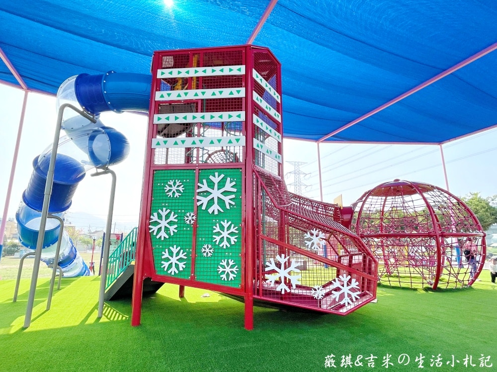 彰化社頭┃社頭公園。2025全新啟用，紅色聖誕襪遊戲塔，搭配有交通號誌的滑步車道，讓孩子一邊玩一邊學習交通安全!