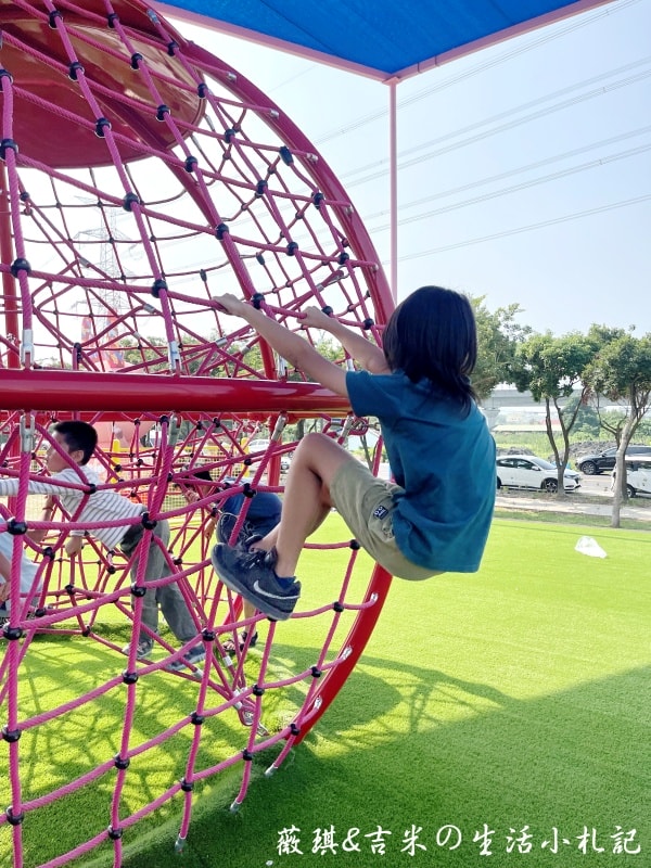 彰化社頭┃社頭公園。2025全新啟用，紅色聖誕襪遊戲塔，搭配有交通號誌的滑步車道，讓孩子一邊玩一邊學習交通安全!