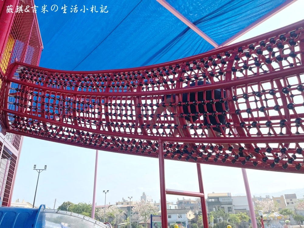 彰化社頭┃社頭公園。2025全新啟用，紅色聖誕襪遊戲塔，搭配有交通號誌的滑步車道，讓孩子一邊玩一邊學習交通安全!