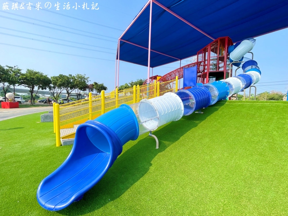 彰化社頭┃社頭公園。2025全新啟用，紅色聖誕襪遊戲塔，搭配有交通號誌的滑步車道，讓孩子一邊玩一邊學習交通安全!