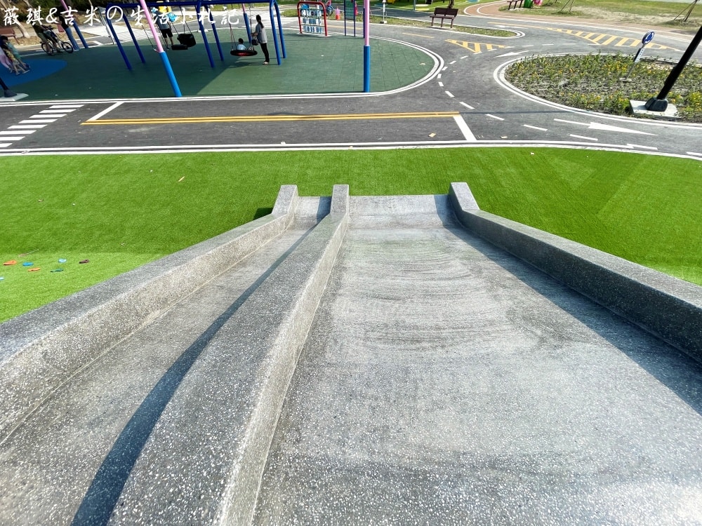 彰化社頭┃社頭公園。2025全新啟用，紅色聖誕襪遊戲塔，搭配有交通號誌的滑步車道，讓孩子一邊玩一邊學習交通安全!