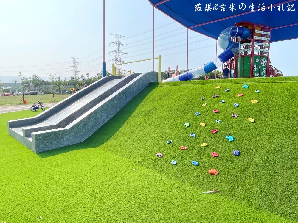 彰化社頭┃社頭公園。2025全新啟用，紅色聖誕襪遊戲塔，搭配有交通號誌的滑步車道，讓孩子一邊玩一邊學習交通安全!