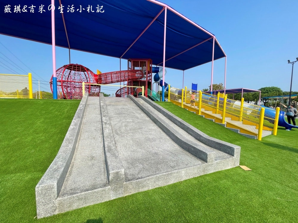 彰化社頭┃社頭公園。2025全新啟用，紅色聖誕襪遊戲塔，搭配有交通號誌的滑步車道，讓孩子一邊玩一邊學習交通安全!