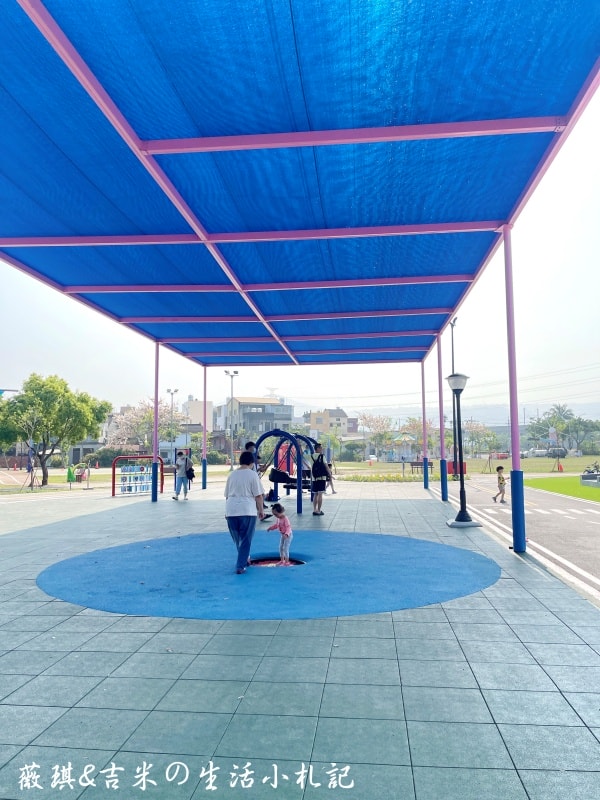 彰化社頭┃社頭公園。2025全新啟用，紅色聖誕襪遊戲塔，搭配有交通號誌的滑步車道，讓孩子一邊玩一邊學習交通安全!