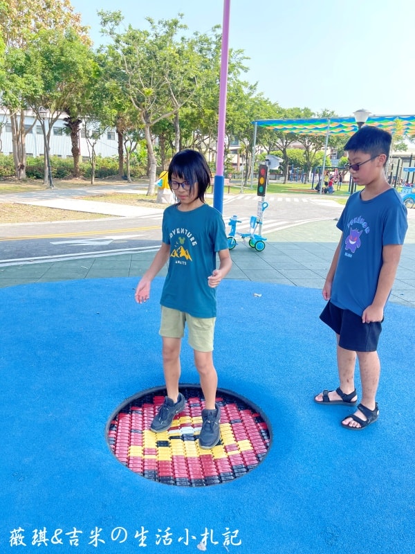 彰化社頭┃社頭公園。2025全新啟用，紅色聖誕襪遊戲塔，搭配有交通號誌的滑步車道，讓孩子一邊玩一邊學習交通安全!