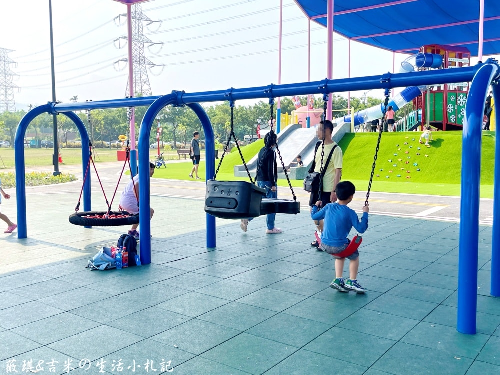 彰化社頭┃社頭公園。2025全新啟用，紅色聖誕襪遊戲塔，搭配有交通號誌的滑步車道，讓孩子一邊玩一邊學習交通安全!