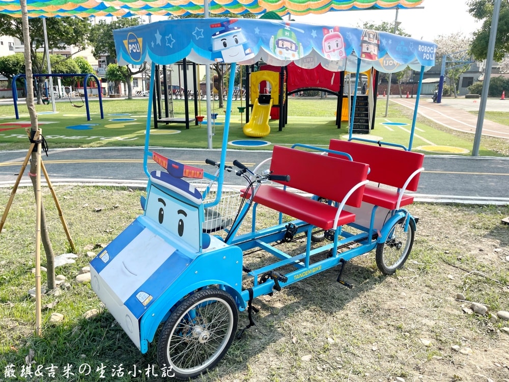 彰化社頭┃社頭公園。2025全新啟用，紅色聖誕襪遊戲塔，搭配有交通號誌的滑步車道，讓孩子一邊玩一邊學習交通安全!
