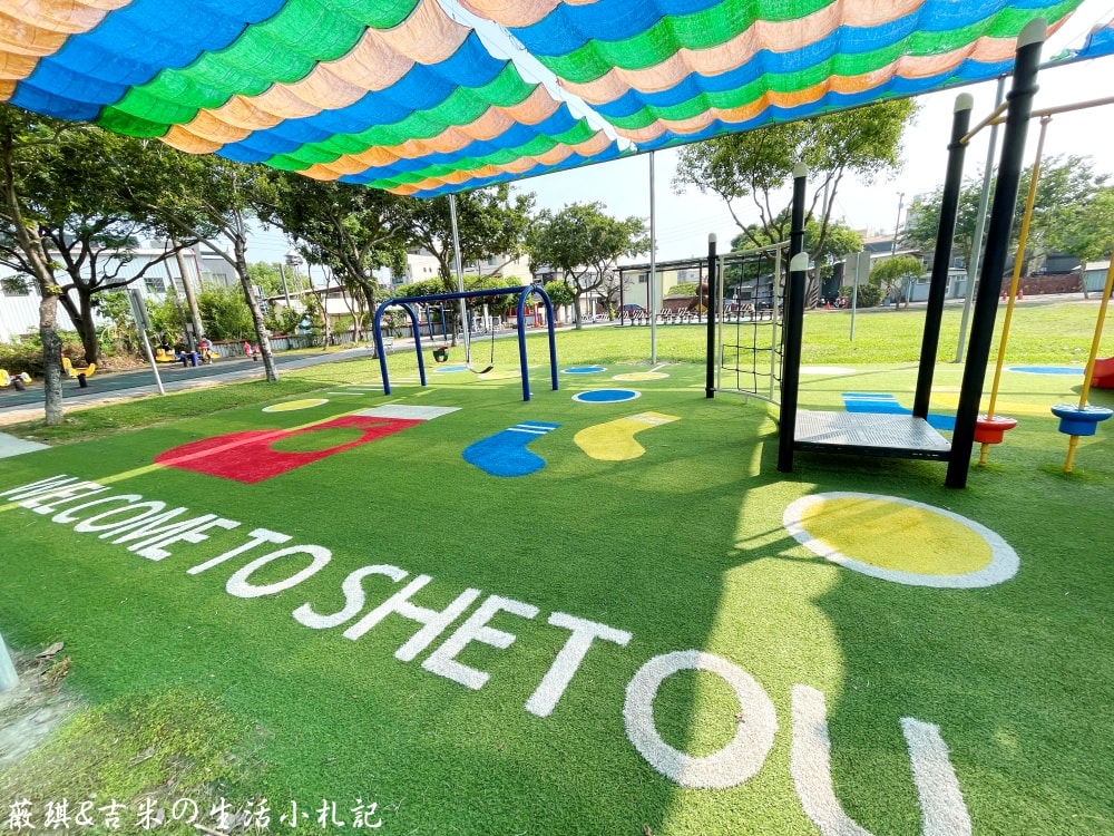 彰化社頭┃社頭公園。2025全新啟用，紅色聖誕襪遊戲塔，搭配有交通號誌的滑步車道，讓孩子一邊玩一邊學習交通安全!