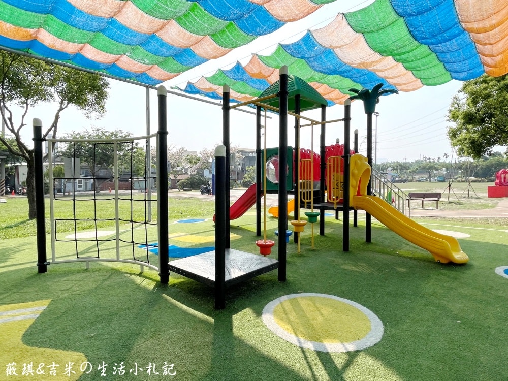 彰化社頭┃社頭公園。2025全新啟用，紅色聖誕襪遊戲塔，搭配有交通號誌的滑步車道，讓孩子一邊玩一邊學習交通安全!
