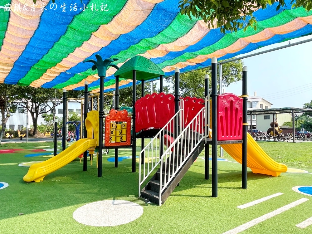 彰化社頭┃社頭公園。2025全新啟用，紅色聖誕襪遊戲塔，搭配有交通號誌的滑步車道，讓孩子一邊玩一邊學習交通安全!