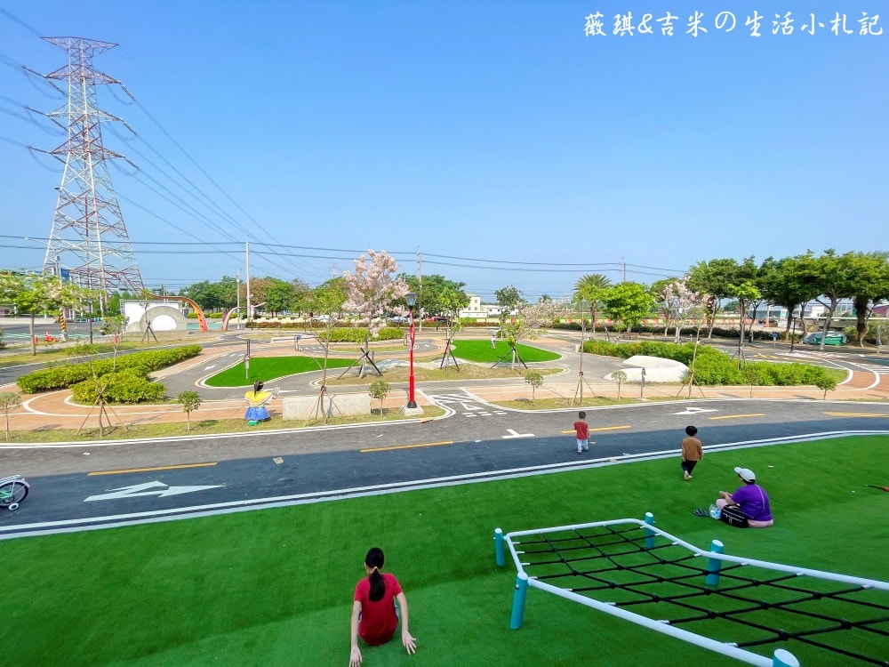 彰化社頭┃社頭公園。2025全新啟用，紅色聖誕襪遊戲塔，搭配有交通號誌的滑步車道，讓孩子一邊玩一邊學習交通安全!