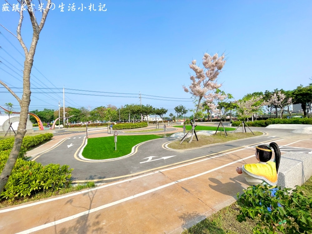 彰化社頭┃社頭公園。2025全新啟用，紅色聖誕襪遊戲塔，搭配有交通號誌的滑步車道，讓孩子一邊玩一邊學習交通安全!
