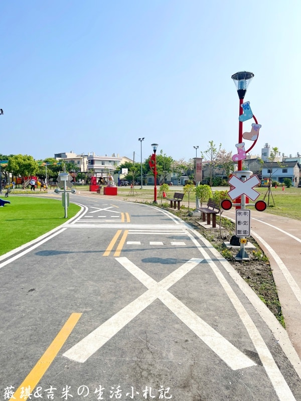 彰化社頭┃社頭公園。2025全新啟用，紅色聖誕襪遊戲塔，搭配有交通號誌的滑步車道，讓孩子一邊玩一邊學習交通安全!