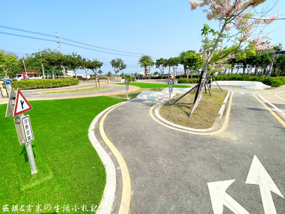 彰化社頭┃社頭公園。2025全新啟用，紅色聖誕襪遊戲塔，搭配有交通號誌的滑步車道，讓孩子一邊玩一邊學習交通安全!