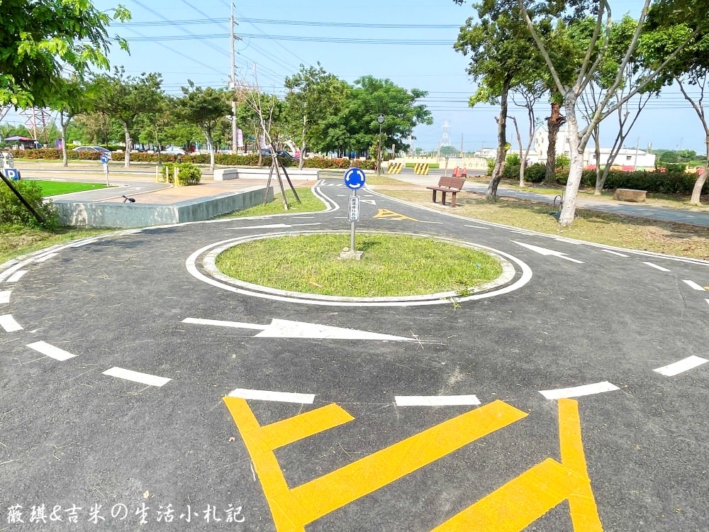 彰化社頭┃社頭公園。2025全新啟用，紅色聖誕襪遊戲塔，搭配有交通號誌的滑步車道，讓孩子一邊玩一邊學習交通安全!
