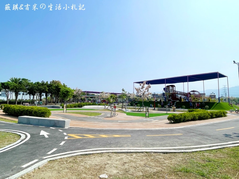 彰化社頭┃社頭公園。2025全新啟用，紅色聖誕襪遊戲塔，搭配有交通號誌的滑步車道，讓孩子一邊玩一邊學習交通安全!
