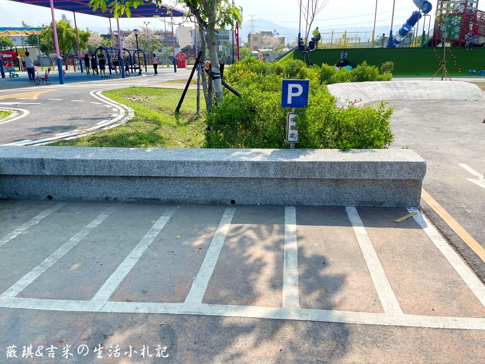 彰化社頭┃社頭公園。2025全新啟用，紅色聖誕襪遊戲塔，搭配有交通號誌的滑步車道，讓孩子一邊玩一邊學習交通安全!