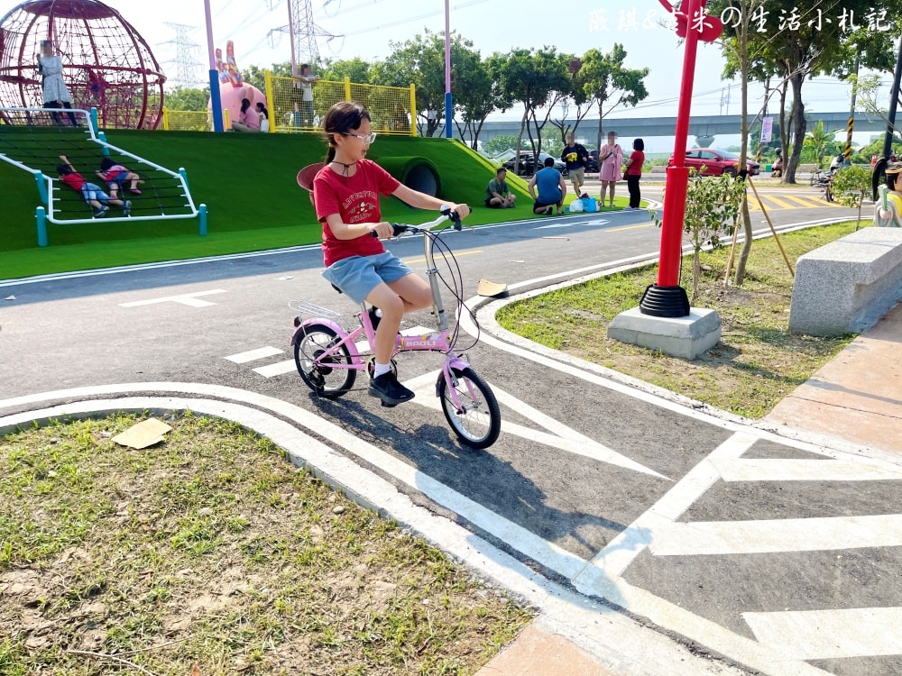 彰化社頭┃社頭公園。2025全新啟用，紅色聖誕襪遊戲塔，搭配有交通號誌的滑步車道，讓孩子一邊玩一邊學習交通安全!