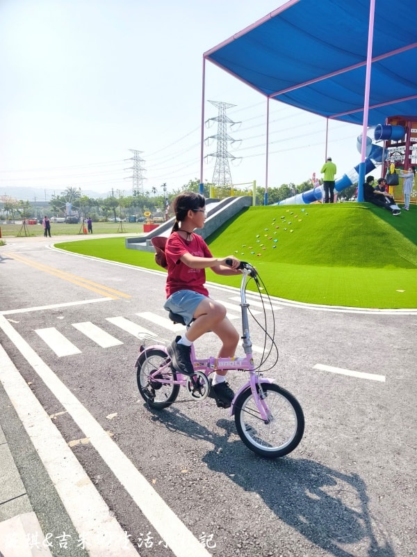 彰化社頭┃社頭公園。2025全新啟用，紅色聖誕襪遊戲塔，搭配有交通號誌的滑步車道，讓孩子一邊玩一邊學習交通安全!