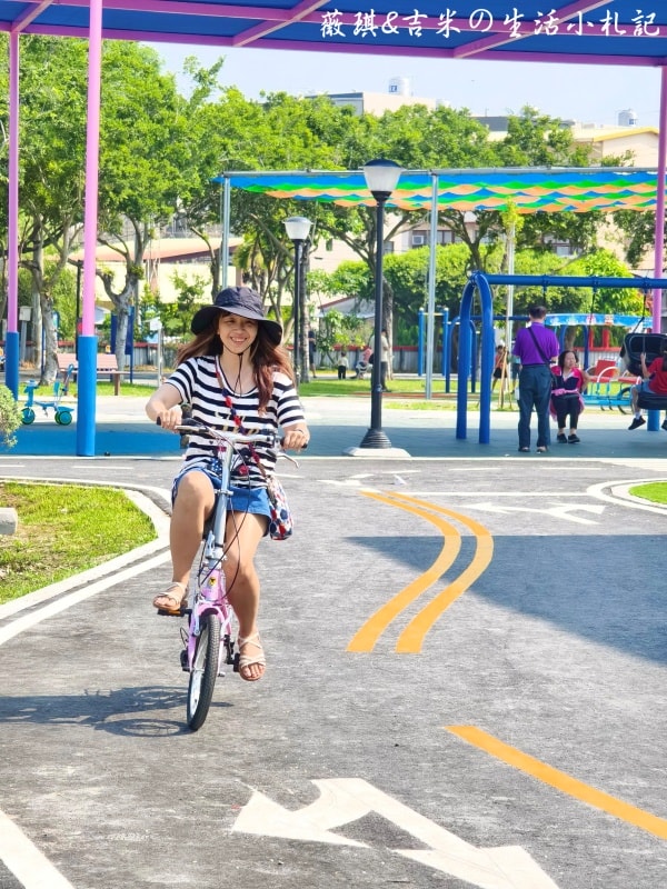 彰化社頭┃社頭公園。2025全新啟用，紅色聖誕襪遊戲塔，搭配有交通號誌的滑步車道，讓孩子一邊玩一邊學習交通安全!