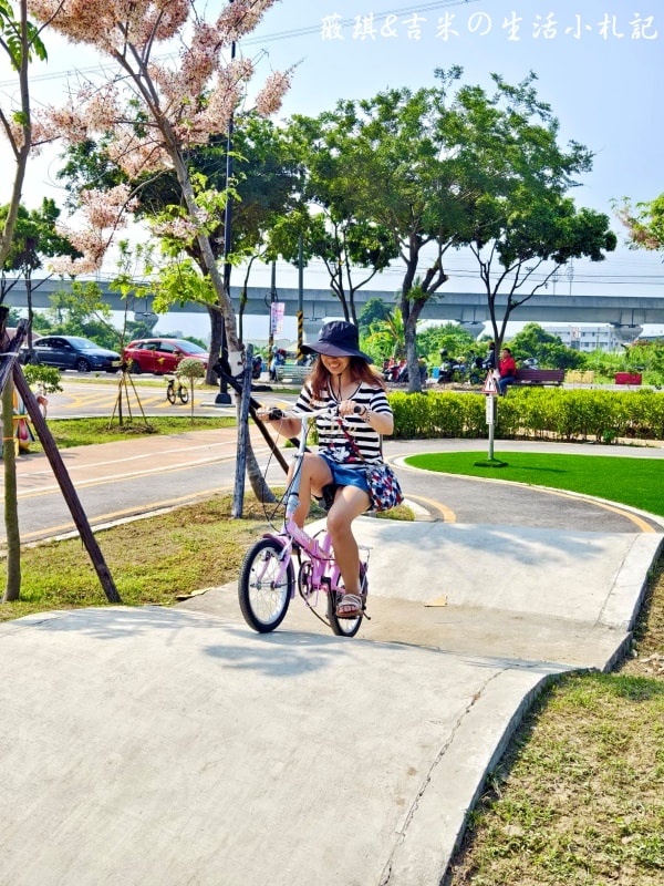 彰化社頭┃社頭公園。2025全新啟用，紅色聖誕襪遊戲塔，搭配有交通號誌的滑步車道，讓孩子一邊玩一邊學習交通安全!