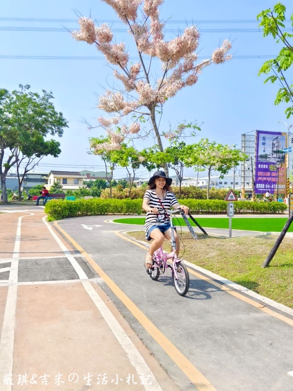 彰化社頭┃社頭公園。2025全新啟用，紅色聖誕襪遊戲塔，搭配有交通號誌的滑步車道，讓孩子一邊玩一邊學習交通安全!