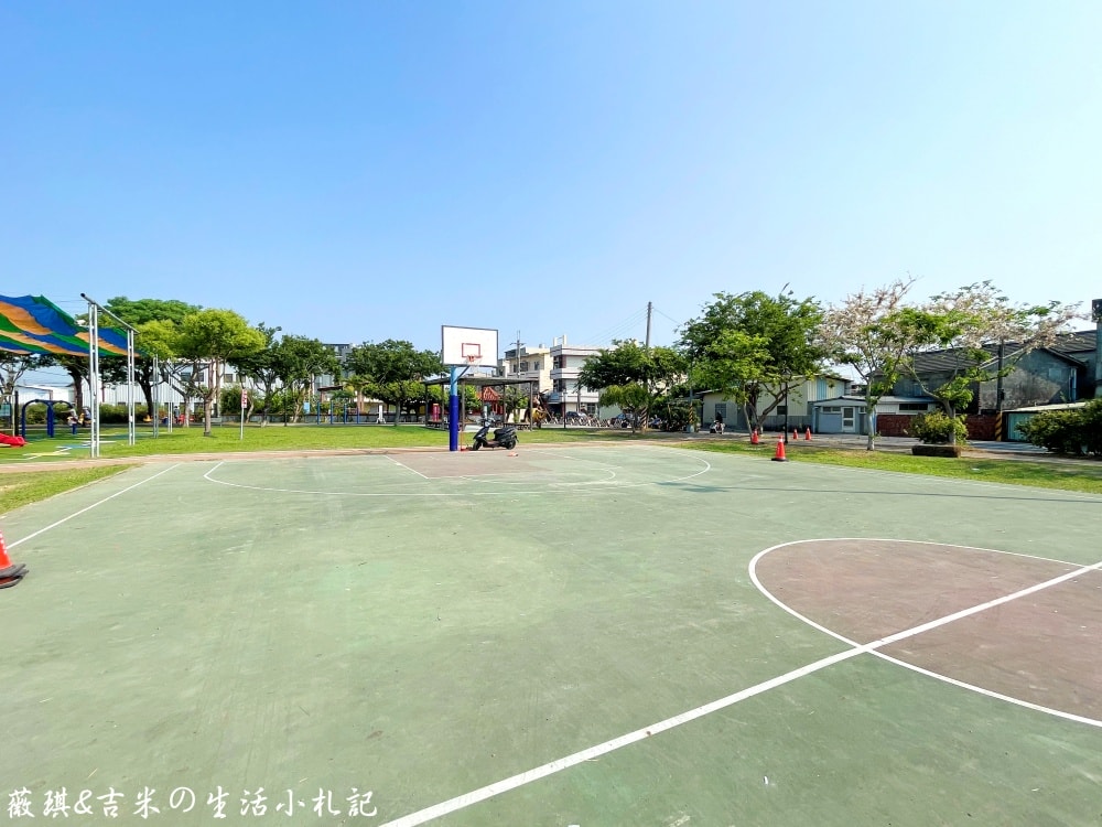彰化社頭┃社頭公園。2025全新啟用，紅色聖誕襪遊戲塔，搭配有交通號誌的滑步車道，讓孩子一邊玩一邊學習交通安全!