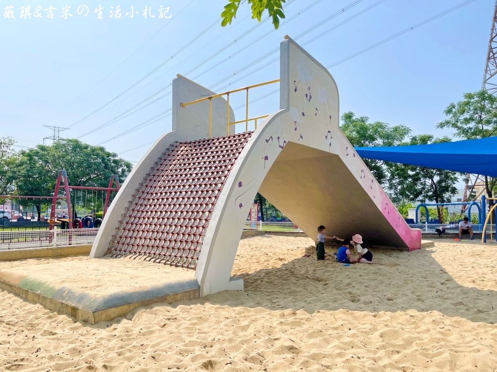彰化社頭┃DoReMi音樂城堡。充滿音符的公園，周邊步道繽紛色彩，還有季節限定的花旗木可觀賞喔!