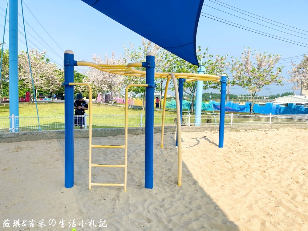 彰化社頭┃DoReMi音樂城堡。充滿音符的公園，周邊步道繽紛色彩，還有季節限定的花旗木可觀賞喔!