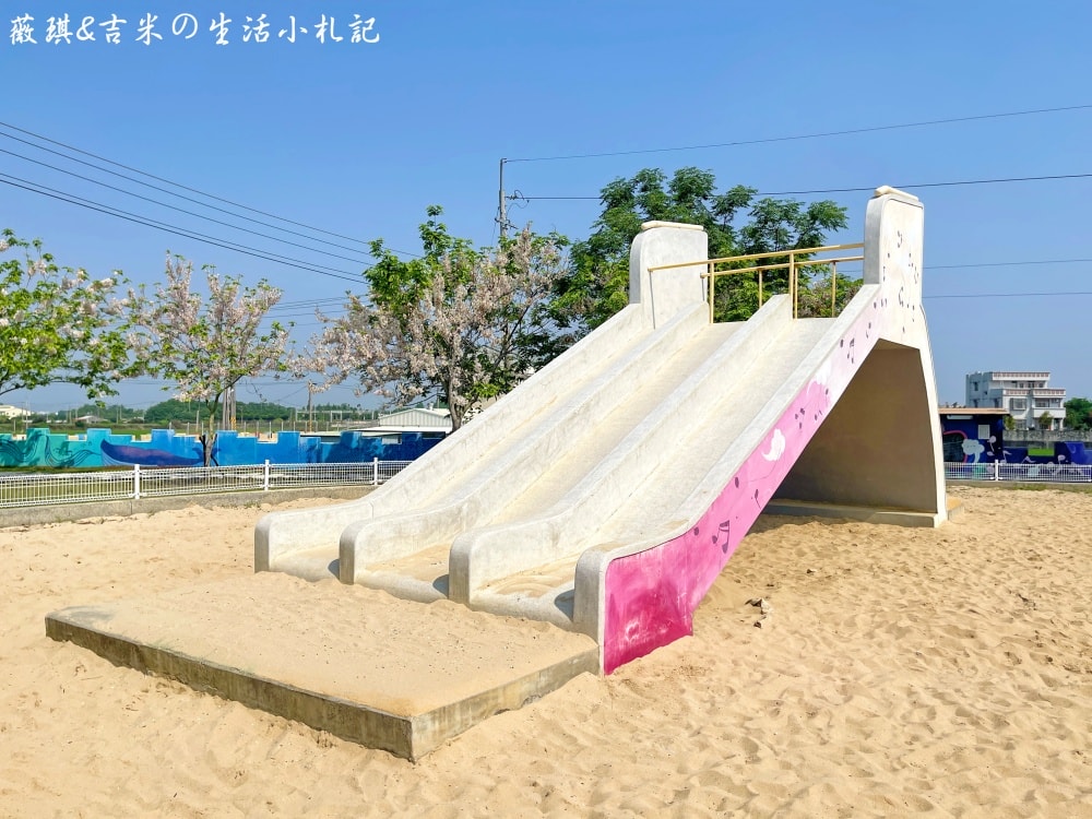 彰化社頭┃DoReMi音樂城堡。充滿音符的公園，周邊步道繽紛色彩，還有季節限定的花旗木可觀賞喔!