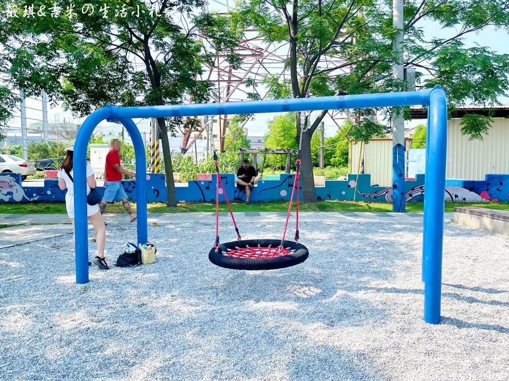 彰化社頭┃DoReMi音樂城堡。充滿音符的公園，周邊步道繽紛色彩，還有季節限定的花旗木可觀賞喔!
