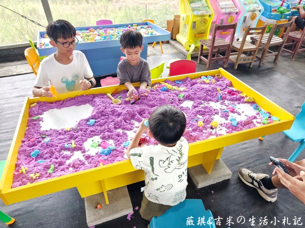 彰化福興┃樂採果溫室觀光農場。夏天2.0版更好玩! 划小船、會下雨的戲水池，還有全台首創DIY九層塔香腸!!