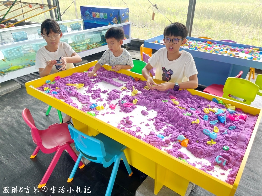 彰化福興┃樂採果溫室觀光農場。夏天2.0版更好玩! 划小船、會下雨的戲水池，還有全台首創DIY九層塔香腸!!