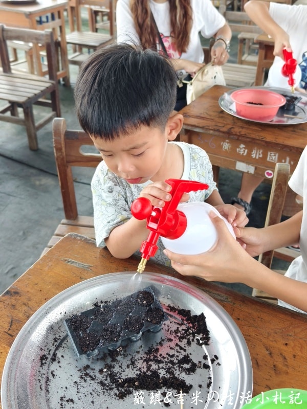 彰化福興┃樂採果溫室觀光農場。夏天2.0版更好玩! 划小船、會下雨的戲水池，還有全台首創DIY九層塔香腸!!