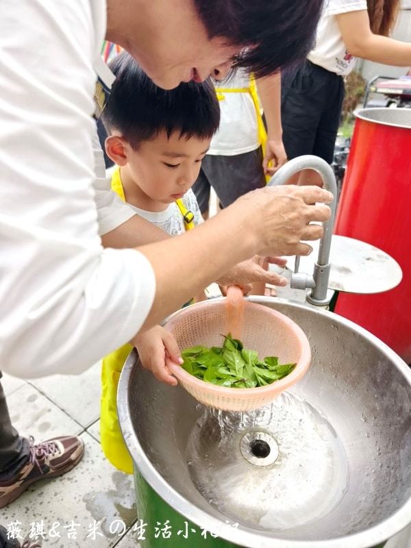 彰化福興┃樂採果溫室觀光農場。夏天2.0版更好玩! 划小船、會下雨的戲水池，還有全台首創DIY九層塔香腸!!