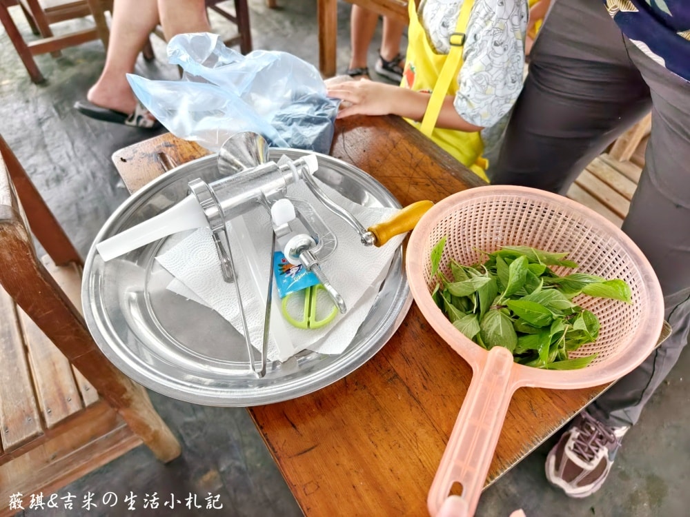 彰化福興┃樂採果溫室觀光農場。夏天2.0版更好玩! 划小船、會下雨的戲水池，還有全台首創DIY九層塔香腸!!