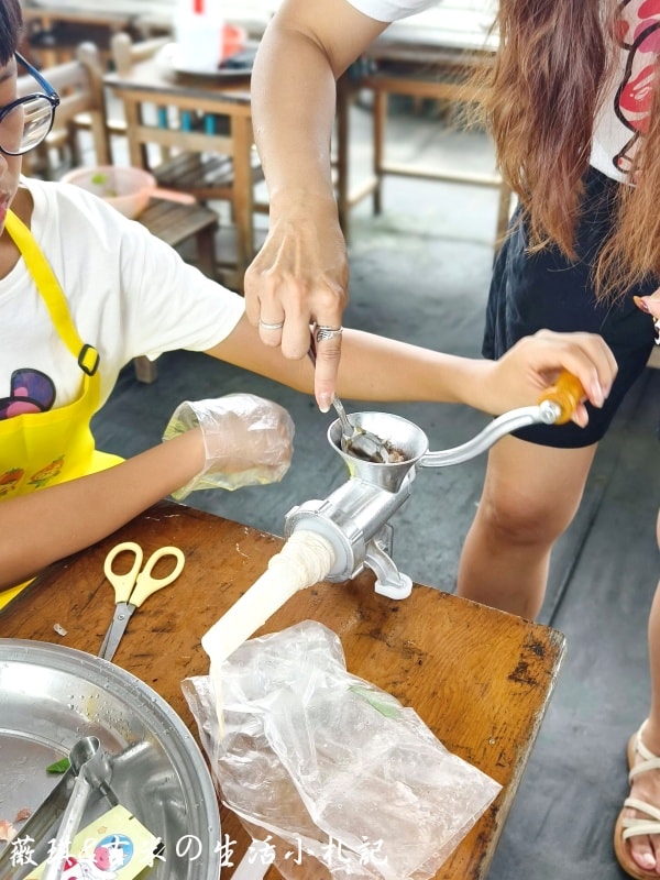 彰化福興┃樂採果溫室觀光農場。夏天2.0版更好玩! 划小船、會下雨的戲水池，還有全台首創DIY九層塔香腸!!