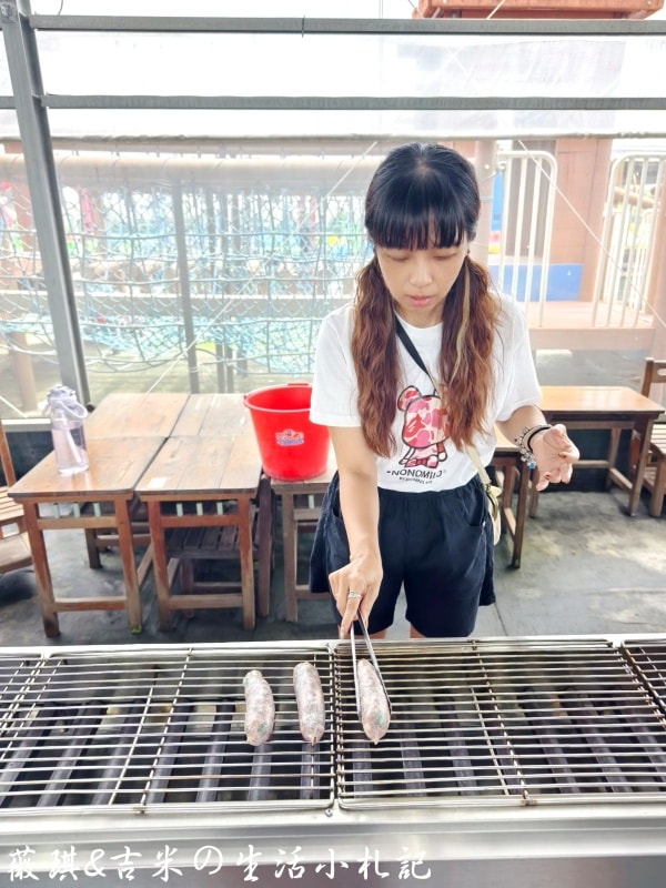 彰化福興┃樂採果溫室觀光農場。夏天2.0版更好玩! 划小船、會下雨的戲水池，還有全台首創DIY九層塔香腸!!