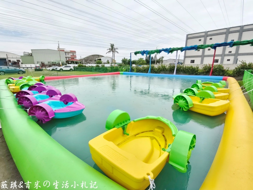 彰化福興┃樂採果溫室觀光農場。夏天2.0版更好玩! 划小船、會下雨的戲水池，還有全台首創DIY九層塔香腸!!