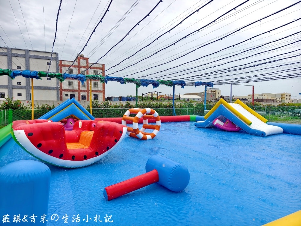 彰化福興┃樂採果溫室觀光農場。夏天2.0版更好玩! 划小船、會下雨的戲水池，還有全台首創DIY九層塔香腸!!