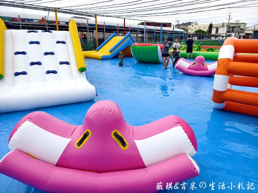 彰化福興┃樂採果溫室觀光農場。夏天2.0版更好玩! 划小船、會下雨的戲水池，還有全台首創DIY九層塔香腸!!