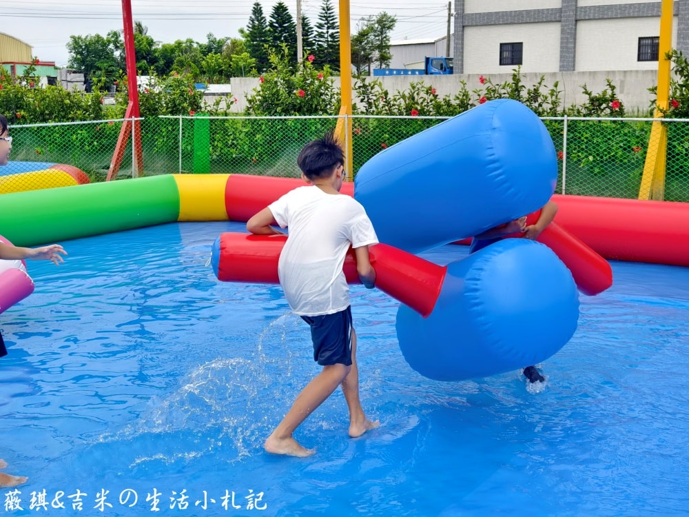 彰化福興┃樂採果溫室觀光農場。夏天2.0版更好玩! 划小船、會下雨的戲水池，還有全台首創DIY九層塔香腸!!