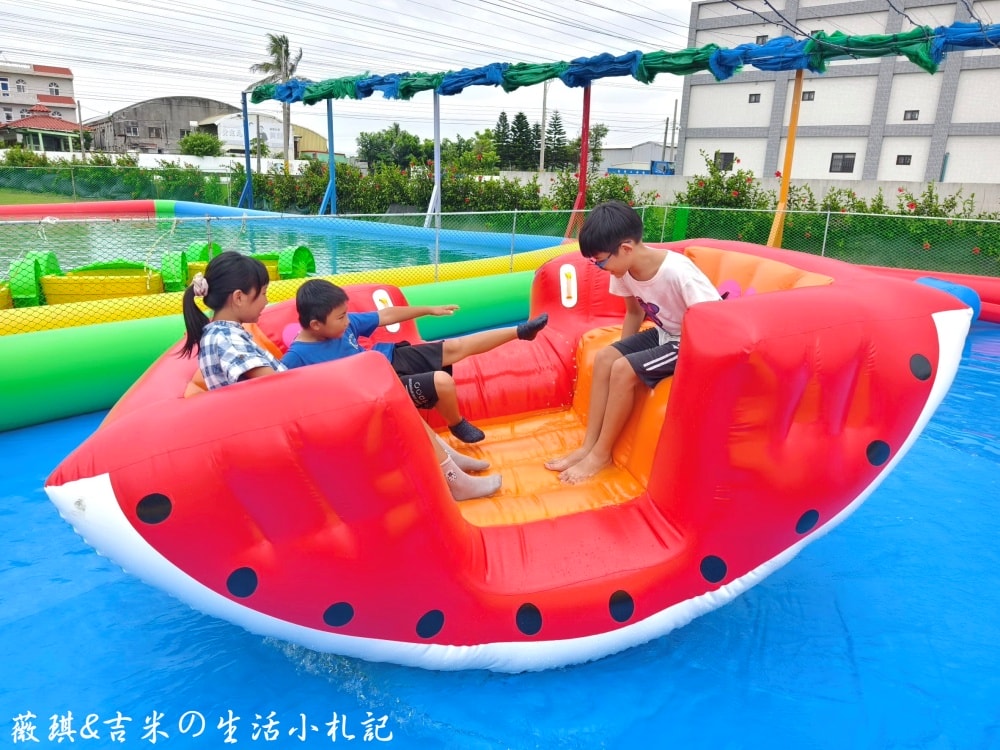彰化福興┃樂採果溫室觀光農場。夏天2.0版更好玩! 划小船、會下雨的戲水池，還有全台首創DIY九層塔香腸!!